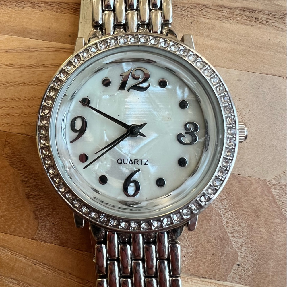 Unbranded ladies mother of pearl dial silver tone watch NEW BATTERY